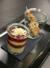 Vorspeisen Duett bestehend aus Gänselebermousse, Sauce Cumberland, Marille, Brioche und gebeiztem Stör in drei Knuspervarianten