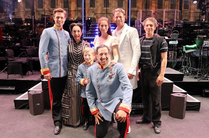 v.l.n.r: Lukas Perman, Daniela Ziegler, kleiner Rudolf, Viktor Gernot, Pia Douwes, Mark Seibert, David Jakobs