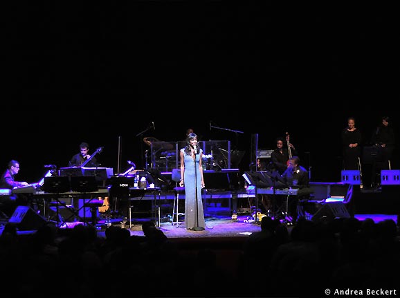 Natalie Cole und Band