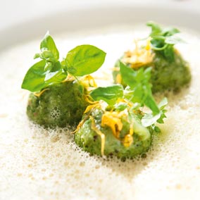 Weiße Zwiebelsuppe mit Spinatknödeln, Ringelblumen, Malven und Bergkräutern