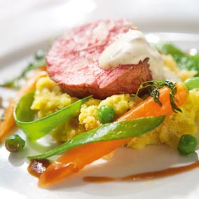 Tournedo vom Rinderfilet mit Sauce Bérnaise, glacierten Karotten, Zuckererbsen und Stampferdäpfel à la „Café de Paris“