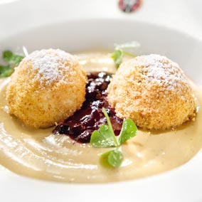 Wiener Topfenknödel mit Krokant-Zuckerbrösel, Mokkacrème und Heidelbeeren