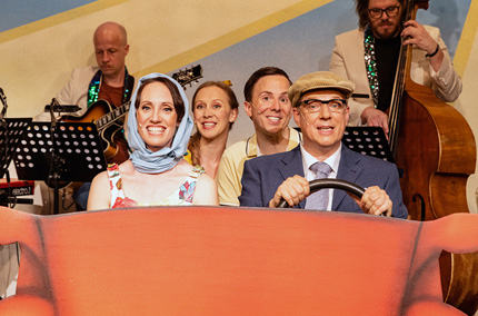 Barbara Endl-Kapaun, Daniela Lehner, Georg Hasenzagl und Markus Richter und Musiker im Hintergrund