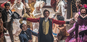 Hugh Jackman (P.T. Barnum) und Ensemble