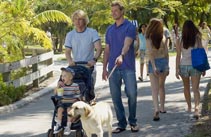 John Grogan (Owen Wilson) mit Kind, Marley und Freund Sebastian Tunney (Eric Dane)