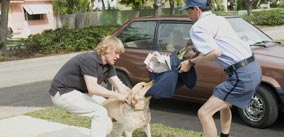John Grogan (Owen Wilson), Marley und Paketbote