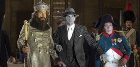 Iwan der Schreckliche (Christopher Guest), Napoleon (Alain Chabat) und Al Capone (Jon Bernthal)