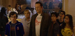 Lyle (Josh Brener), Nick (Owen Wilson), Billy (Vince Vaughn) und Neha (Tiya Sircar)