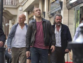 John McClane (Bruce Willis), Jack McClane (Jai Courtney) und Komarov (Sebastian Koch)