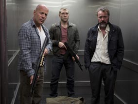 John McClane (Bruce Willis), Jack McClane (Jai Courtney) und Komarov (Sebastian Koch)