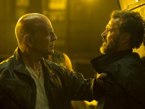 John McClane (Bruce Willis) und Komarov (Sebastian Koch)