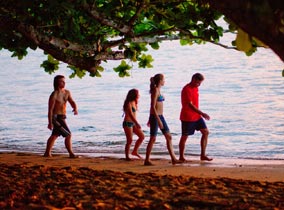 Sid (Nick Krause), Scottie King (Amara Miller), Alexandra King (Shailene Woodley) und Matt King (George Clooney)