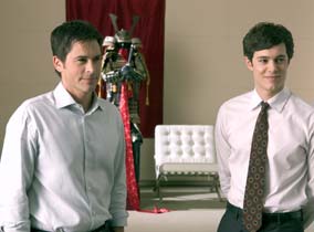 Rob Lowe (Jeff Megall) und Adam Brody (Jack Bein)