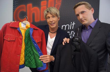 Dominic Heinzl mit Moschino Jacke von Astrid Wimberger und Alexander Schiel mit Versace Anzug von Kurt Mann