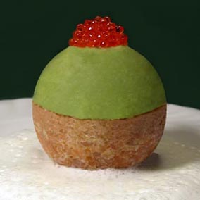 Avocadomousse auf Lachstatar mit Zitronenschaum