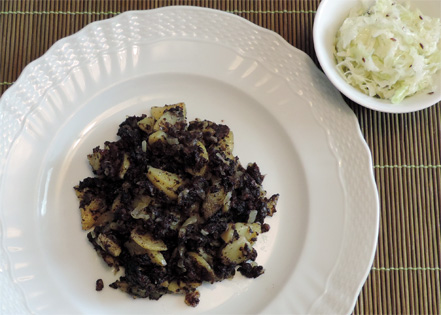 Blunzengröstl mit Krautsalat – eine deftige Spezialität!