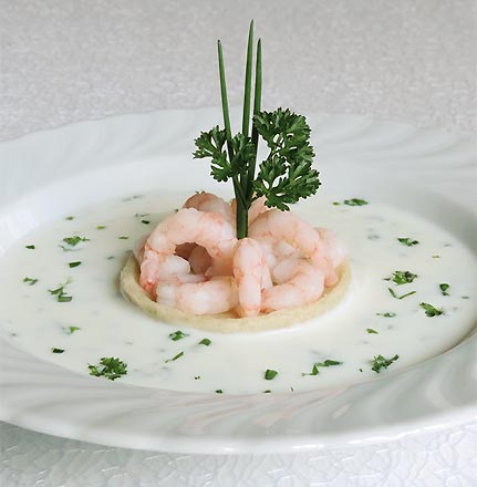 Kalte Buttermilchsuppe mit Shrimps auf Artischockenboden