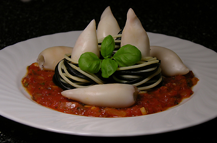 Calamari mit Tomatensauce und schwarz-weißen Spaghetti – einfach köstlich