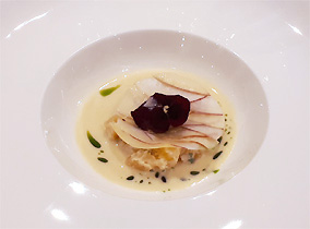 Steckrübe mit Schnittlauch, Dashi Beurre Blanc und Karpfenkaviar