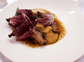 Tout est bon dans le cochon“ – Schweinebauch mit Condiment Blunze, Apfel Ingwer Sauce, Jus, Kür-biscreme, Kartoffel Gnocchi und Thai Basilikum