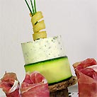 Grana Padano-Kräuter-Terrine im Zucchinimantel mit Prosciutto, Balsamico und knusprigem Käsegebäck