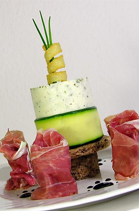 Grana Padano-Kräuter-Terrine im Zucchinimantel mit Prosciutto, Balsamico und knusprigem Käsegebäck