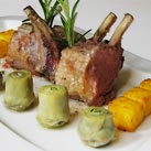 Lammkrone mit Baby-Artischocken und knusprigen Polenta-Würfeln