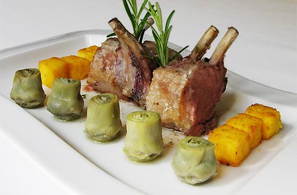 Lammkrone mit Baby-Artischocken und knusprigen Polenta-Würfeln