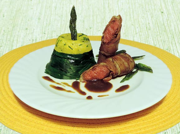 Lammfilet im Speckmantel mit Bärlauch-Safran-Risotto, frittiertem Bärlauch & Jus