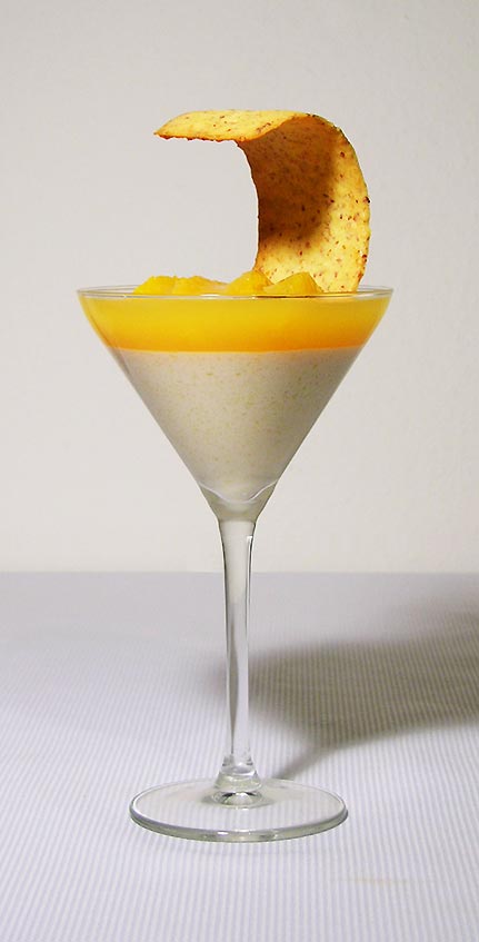 Marzipan-Polentacreme mit Orangenragout und knusprigem Mandelblatt – einfach himmlisch