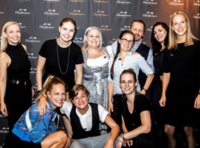 v.l.n.r.: Die Finalistinnen und die Jury von „Mix it like a woman 2019“: Jurorin Anastasia Bekker, Finalistin Patricia Vankusova, Finalistin Kerstin Fabian, Finalistin Martina Habison, Juror Tom Sipos, Jurorin Anastasia Bekker und Jurorin Johanna Aigner in der hinteren Reihe mit den drei Siegerinnen Berit Glaser (Platz 2), Katharina Schwaller (Platz 1) und Olivia Brosz-Tsolin (Platz 3) in der vorderen Reihe 