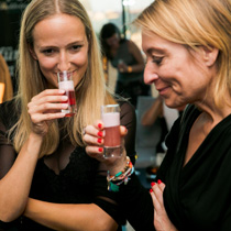 Publikum beim Verkosten der Drinks