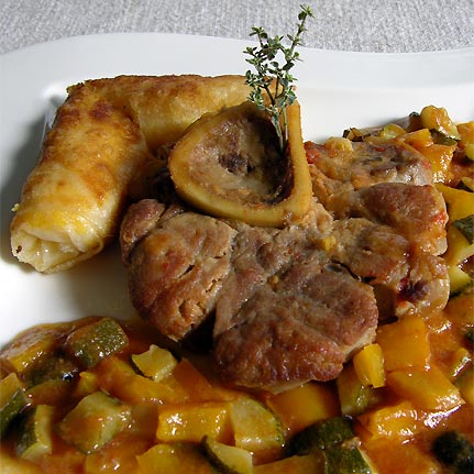 Ossobuco mit Gemüse und knusprigem Polenta-Röllchen – eine herzhafte Spezialität