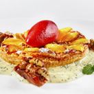 Williamsbirnen.Tarte mit gefüllten Datteln auf Eierlikörschaum mit Waldviertler Mohn & schwarzem Johannisbeereis