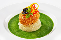 Kaviar.Ei nach Wiener Art gebacken auf Erdäpfelpüree in Champagnersauce mit geräuchertem Heringkaviar