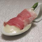 Prosciutto-Spargelröllchen Spargel-Espuma