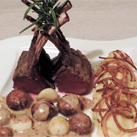zartrosa gebratener Rehrücken mit Champignon, Erdäpfelpüree (Kartoffelpüree) und Röstzwiebel – ein Wohlfühlessen mit ganz viel Geschmack!