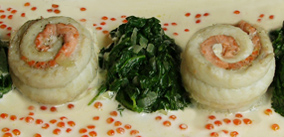 Seezungen-Lachsröllchen mit Bärlauch und Weißweinsauce mit Kaviar – ein leichter Genuss!