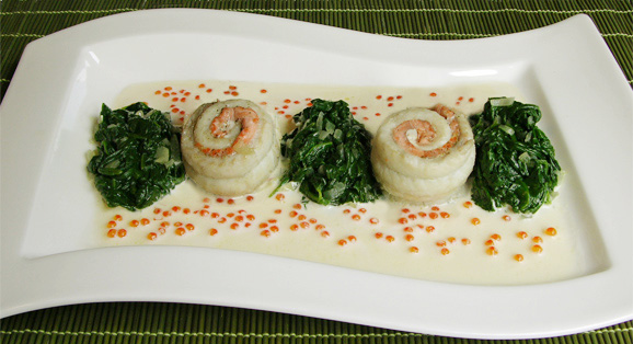 Seezungen-Lachsr&ouml;llchen mit Blattspinat und Wei&szlig;weinsauce mit Kaviar &ndash; ein leichter Genuss!