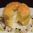 Soufflé mit flüssigem Käsekern und knackigen Sprossensalat – zergeht auf der Zunge!