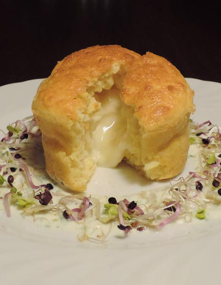 Soufflé mit flüssigem Käsekern und knackigen Sprossensalat – zergeht auf der Zunge!
