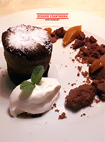 Flüssiger Schokoladenkuchen mit Marillen, Schokocrumble und Zitronen-Sauerrahmeis (