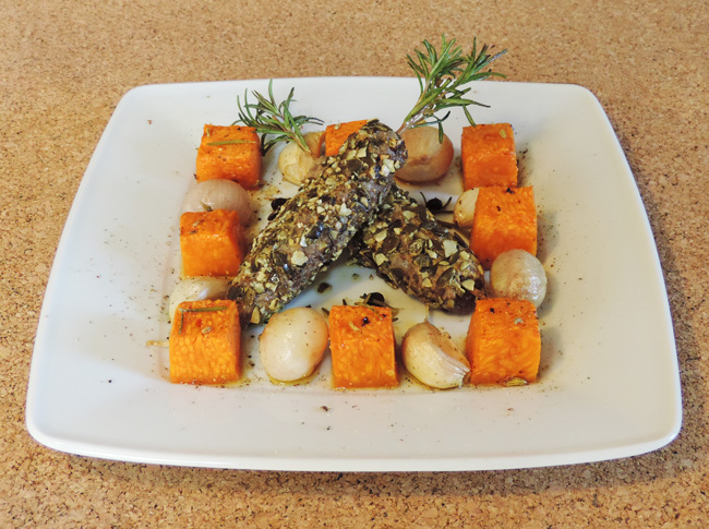 Wildfaschiertes (Wildhackfleisch) am Rosmarinspieß mit Kürbiskernkruste und herbstlichem Ofengemüse